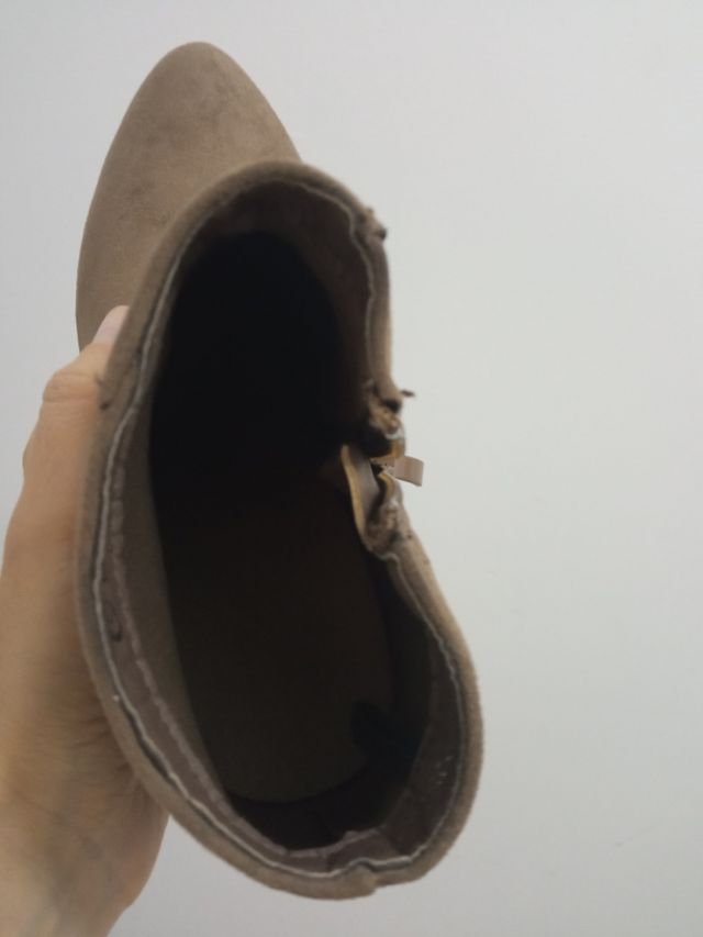 Botín tacón tachuelas dorado