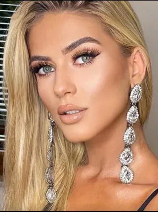 Pendientes largos plateados con pedrería