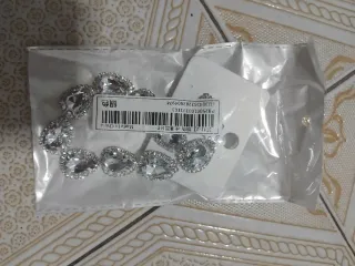 Pendientes largos plateados con pedrería