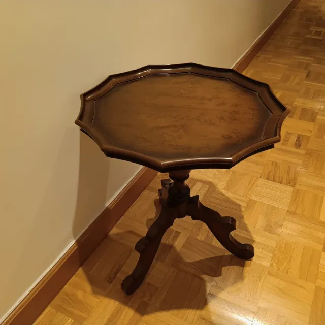 Mesa auxiliar de madera con patas