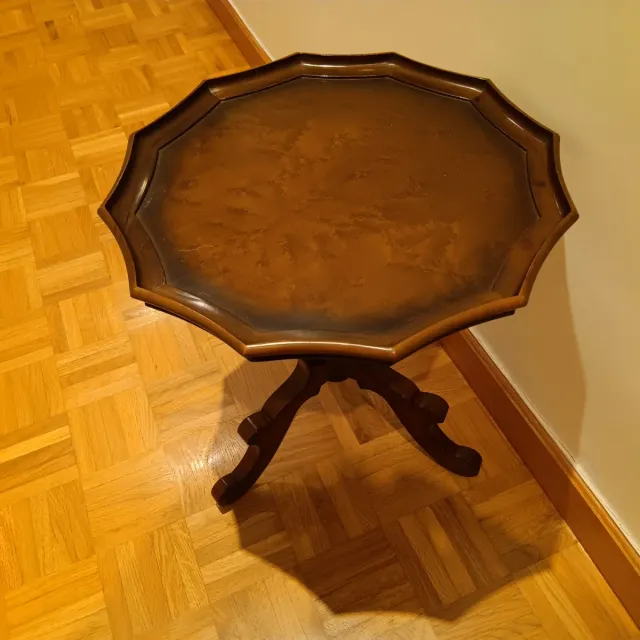 Mesa auxiliar de madera con patas