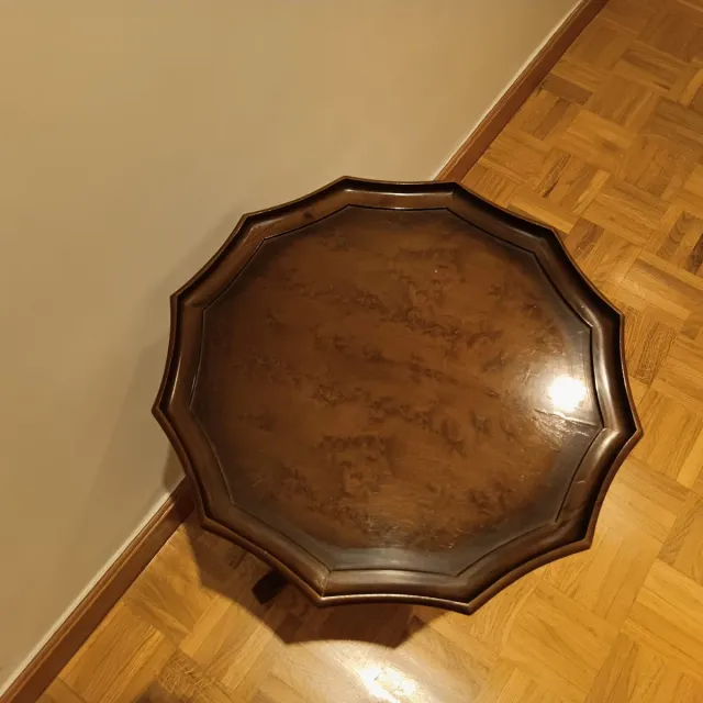 Mesa auxiliar de madera con patas