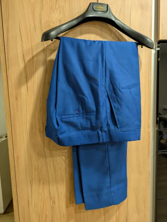 Traje azul eléctrico talla 50 chaqueta