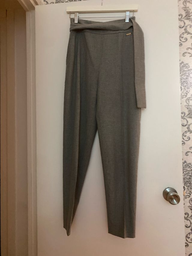 Pantalón gris con cinturón