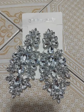 Pendientes largos de pedrería plateados