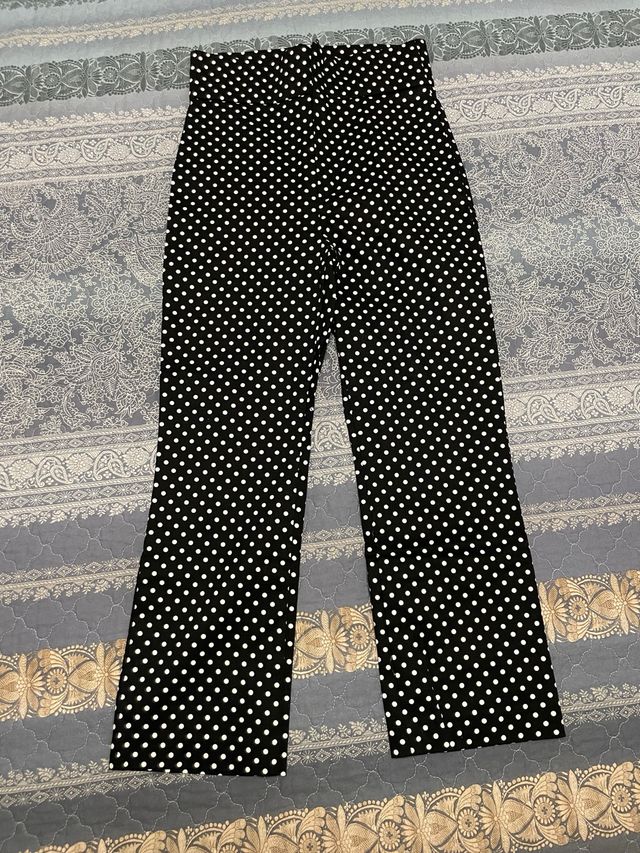 Pantalones negros con lunares blancos