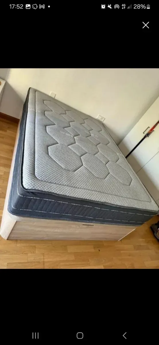 Divano in legno e tessuto