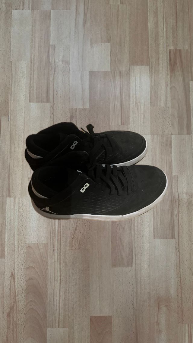 Zapatillas Jordan Mid Negras