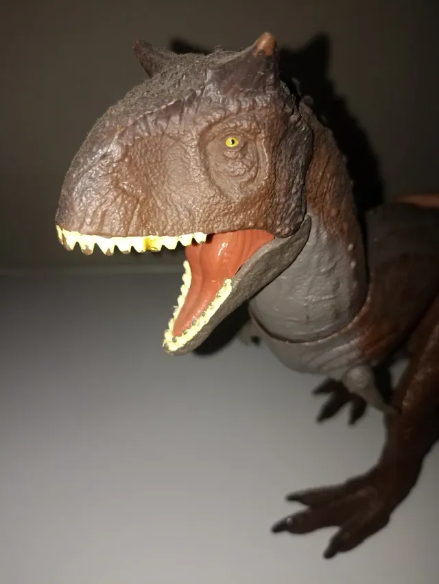 Dinosaurio Jurassic World Carnotauro