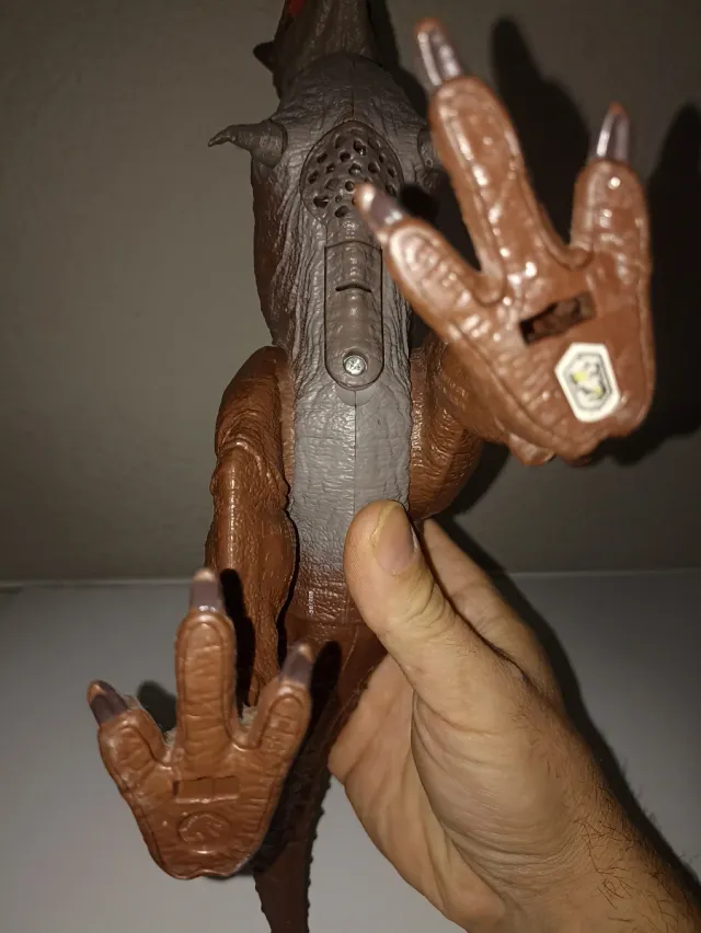 Dinosaurio Jurassic World Carnotauro