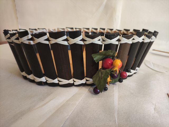 Cesto decorativo in legno e vimini