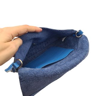 Bolso azul de Gloria Ortiz