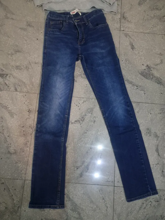 Sudadera GAP y Vaqueros Levis