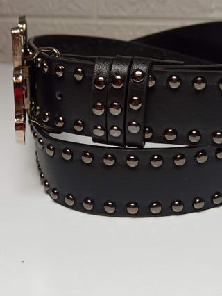 Cintura nera con borchie e scritta Bitch