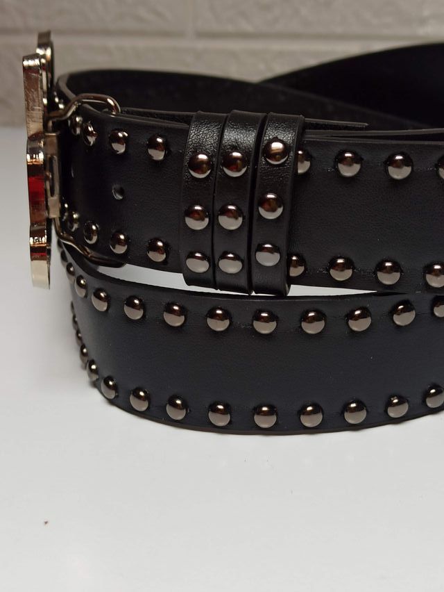 Cintura nera con borchie e scritta Bitch