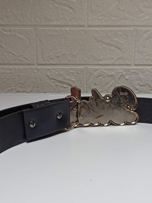 Cintura nera con borchie e scritta Bitch