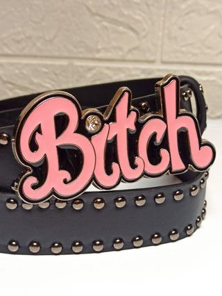 Cintura nera con borchie e scritta Bitch