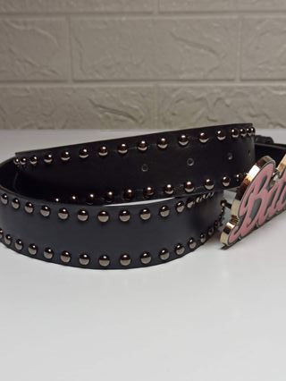Cintura nera con borchie e scritta Bitch
