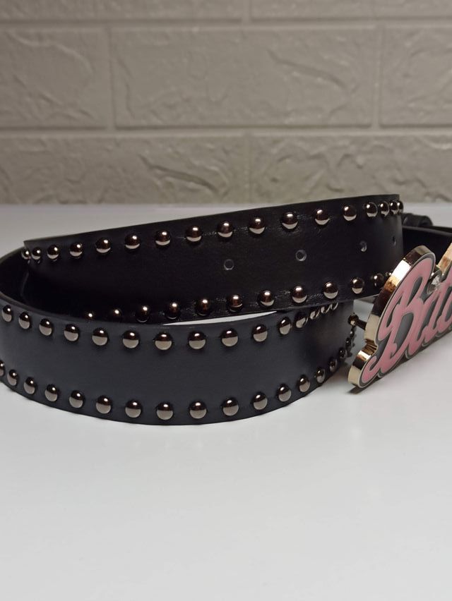 Cintura nera con borchie e scritta Bitch