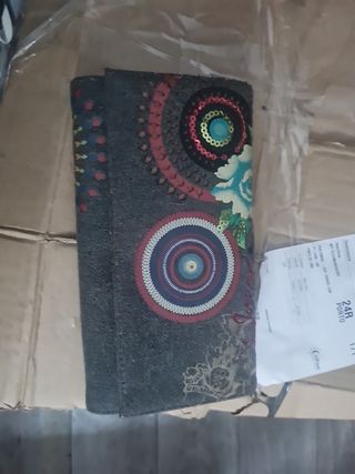 Cartera Desigual gris con detalles multicolor