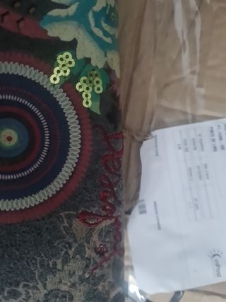 Cartera Desigual gris con detalles multicolor