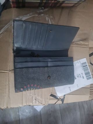 Cartera Desigual gris con detalles multicolor