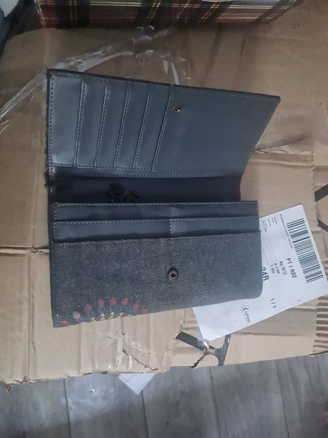 Cartera Desigual gris con detalles multicolor