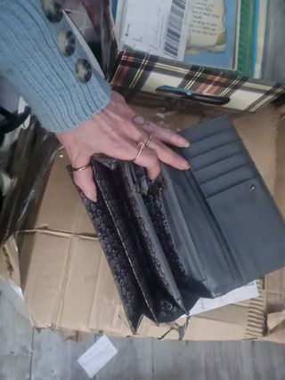 Cartera Desigual gris con detalles multicolor