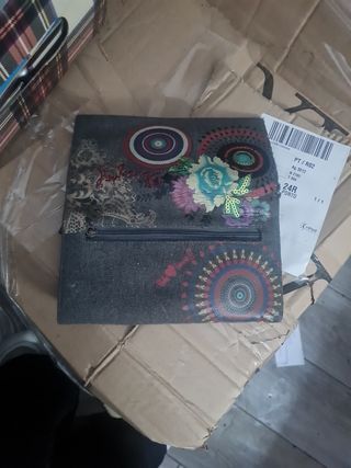 Cartera Desigual gris con detalles multicolor