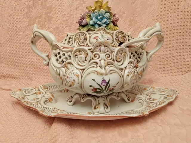 Sopera antigua  de porcelana, echa en Portugal 