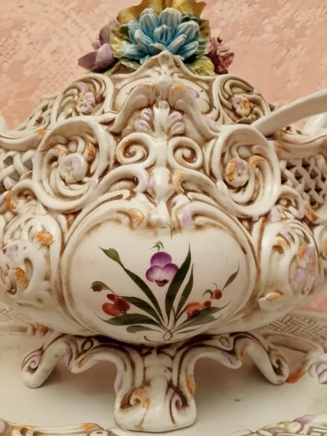 Sopera antiga de porcelana, feita em Portugal