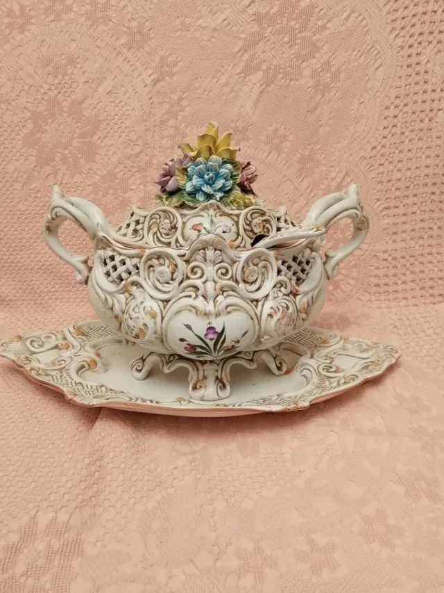 Sopera antigua  de porcelana, echa en Portugal 