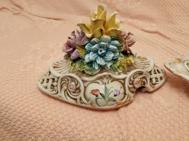 Sopera antigua  de porcelana, echa en Portugal 