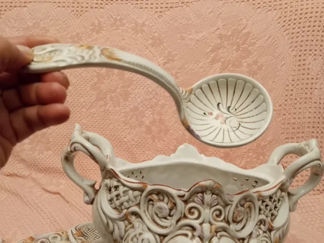 Sopera antiga de porcelana, feita em Portugal