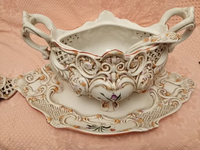 Sopera antigua  de porcelana, echa en Portugal 