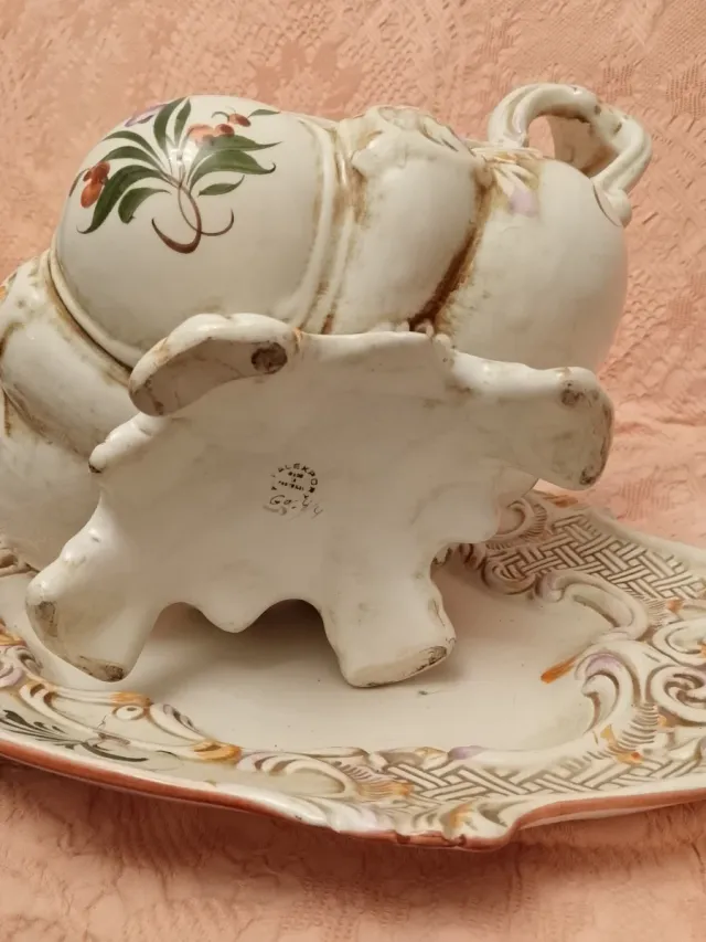 Sopera antigua  de porcelana, echa en Portugal 