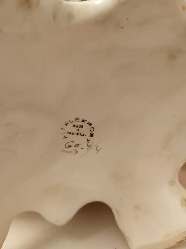 Sopera antigua  de porcelana, echa en Portugal 