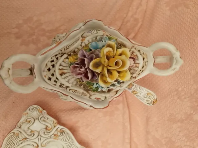 Sopera antigua  de porcelana, echa en Portugal 