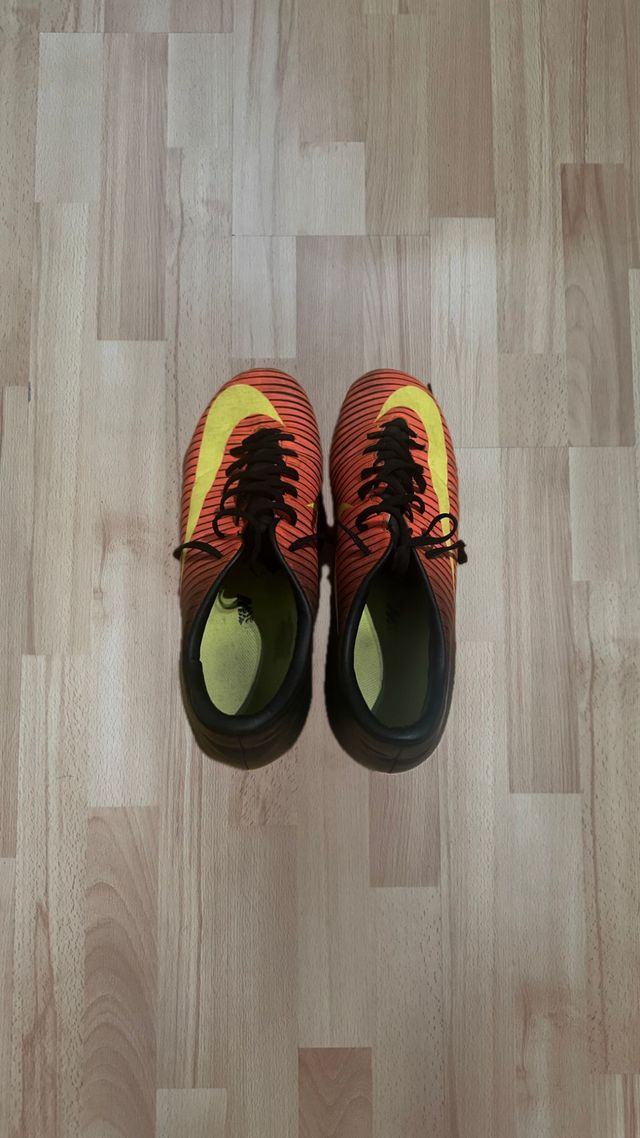 Botas de fútbol Nike Naranja y Amarillo