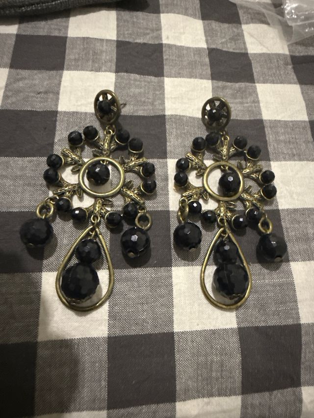 Pendientes largos estilo andaluz negro y dorado