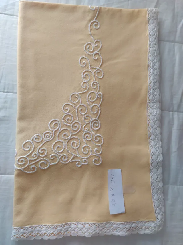 Mantel con servilletas bordado a mano