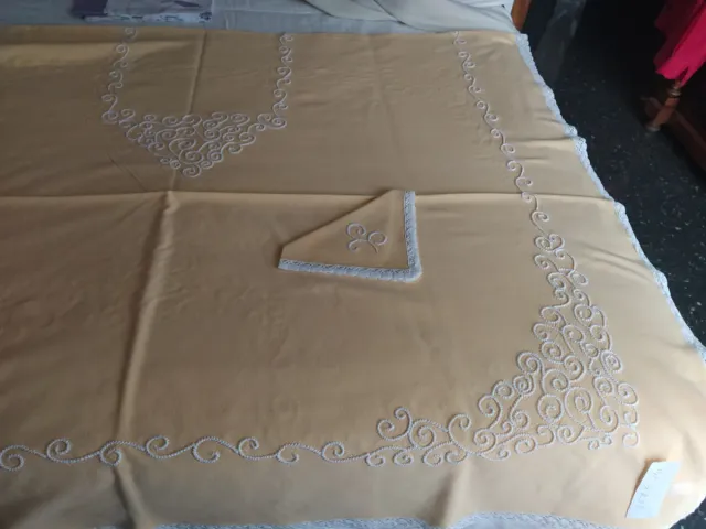 Mantel con servilletas bordado a mano