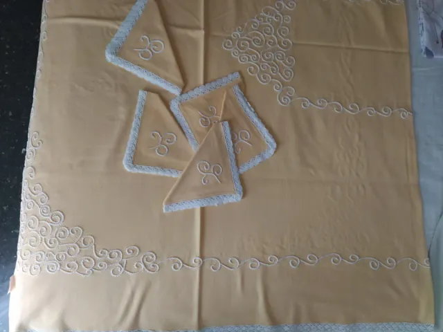 Mantel con servilletas bordado a mano
