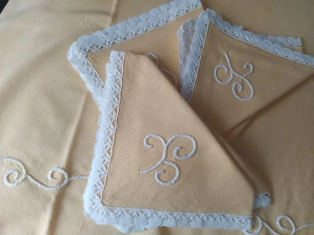 Mantel con servilletas bordado a mano