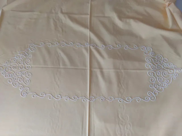 Mantel con servilletas bordado a mano