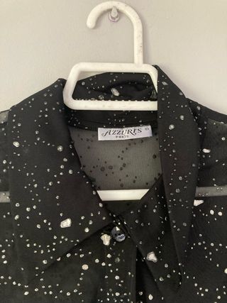 Camisa negra con estampado brillante
