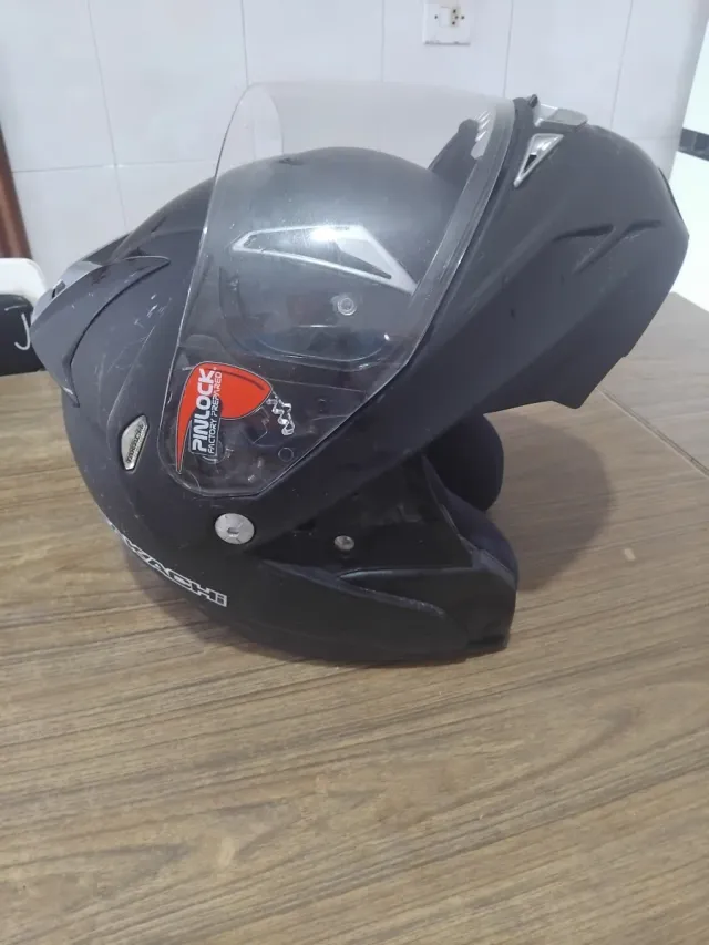 Casco de moto negro