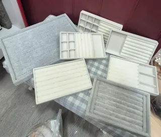 Expositores de Joyería Gris y Blanco