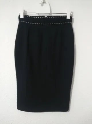 Falda tubo Guess negra con tachuelas