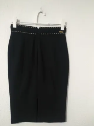 Falda tubo Guess negra con tachuelas